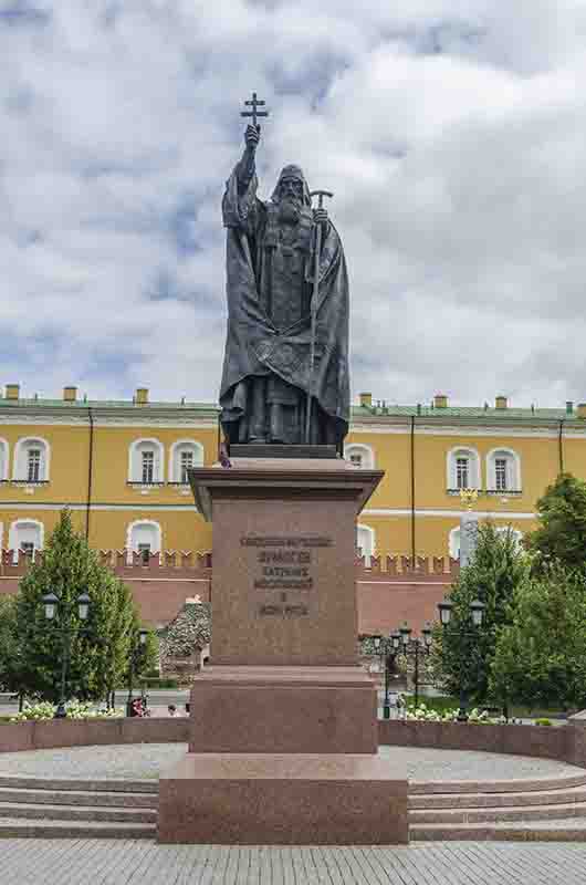 81 - Rusia - Moscu - Kremlin - monumento al Patriarca Hermogenes